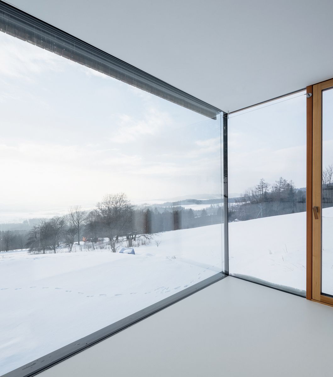 Interiér domu v krkonošských lesoch.