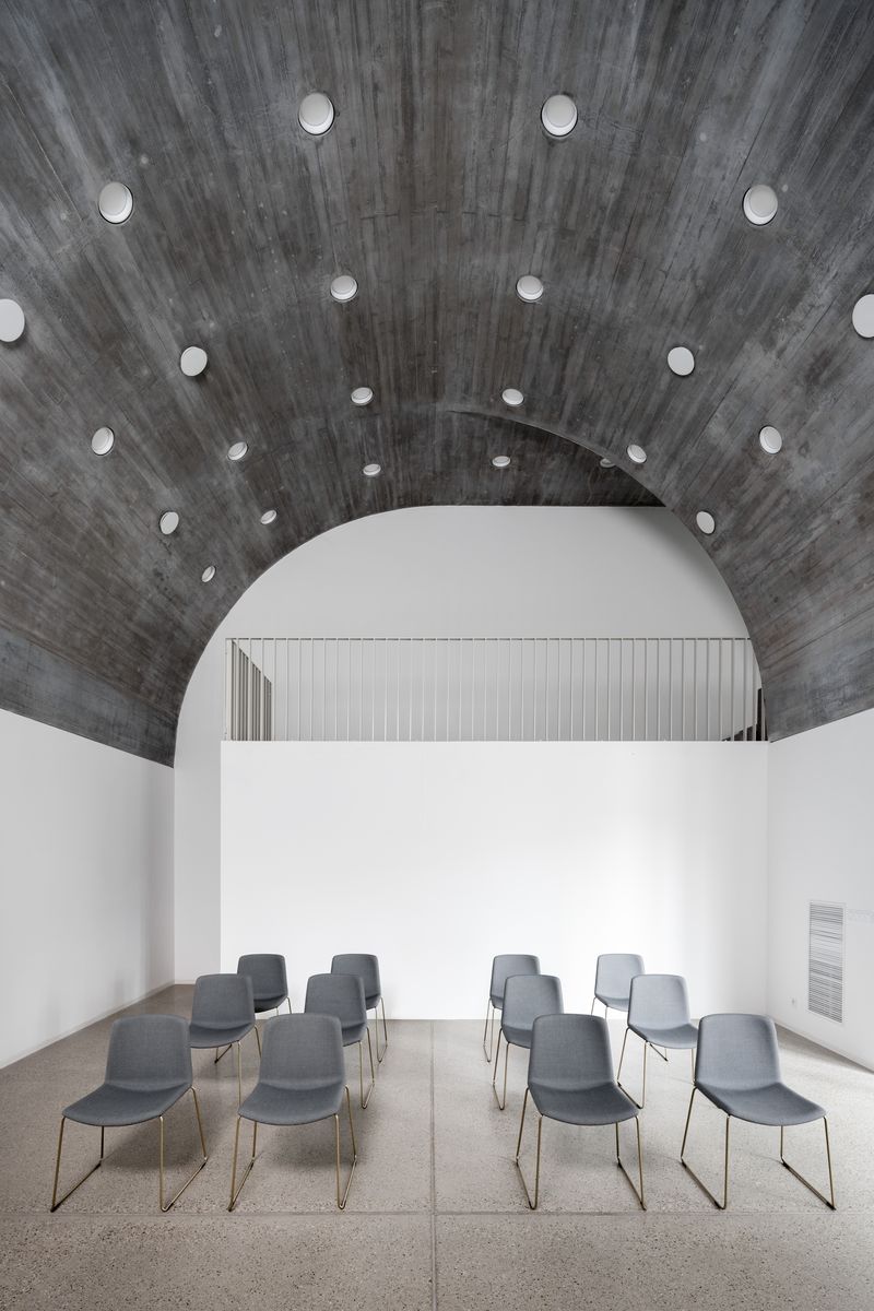 Sobášnu sieň architekti artikulovali valenou klenbou.