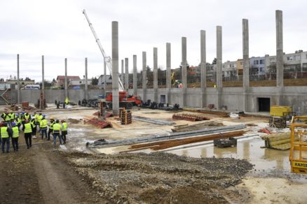 Na snímke výstavba Národného tenisového centra (NTC) v Košiciach v stredu 25. januára 2023. Kontrolného dňa sa zúčastnili predstavitelia mesta Košice a Slovenského tenisového zväzu.