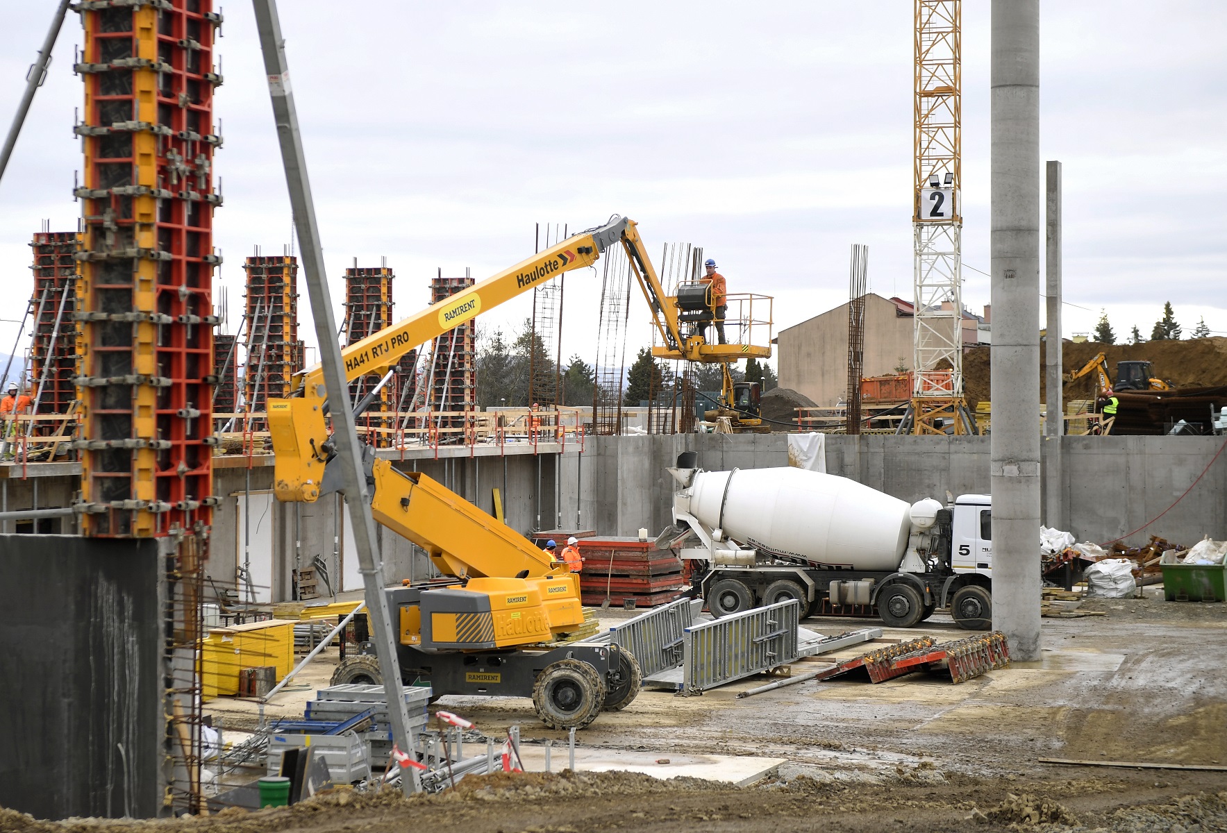 Na snímke výstavba Národného tenisového centra (NTC) v Košiciach v stredu 25. januára 2023. Kontrolného dňa sa zúčastnili predstavitelia mesta Košice a Slovenského tenisového zväzu. 