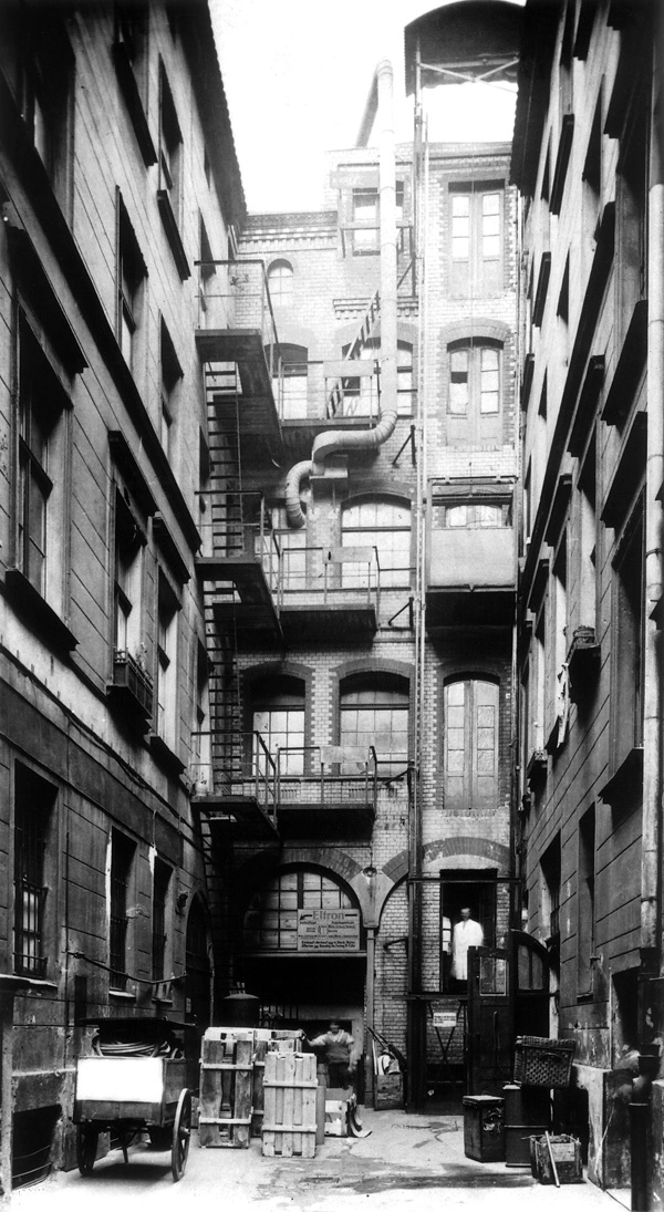 Domáca dielňa na ulici Reichenberger Straße v Berlíne. Domáca dielňa na ulici Reichenberger Straße v Berlíne.