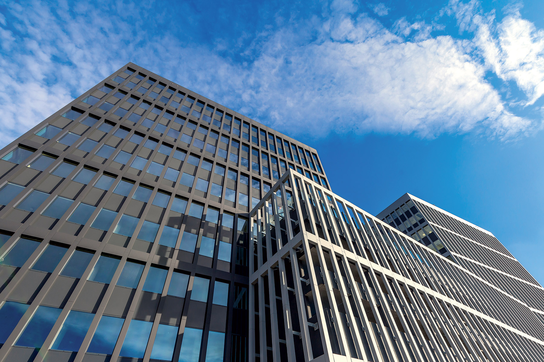 Základnú výtvarnú kompozíciu tvorí kontrast plných objemov kancelárskych veží s „poloprázdnym“ priestorom medzi nimi.