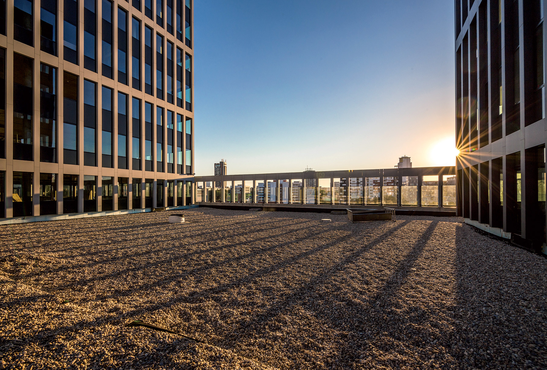 Terasová zóna nad strechou parkovacieho domu