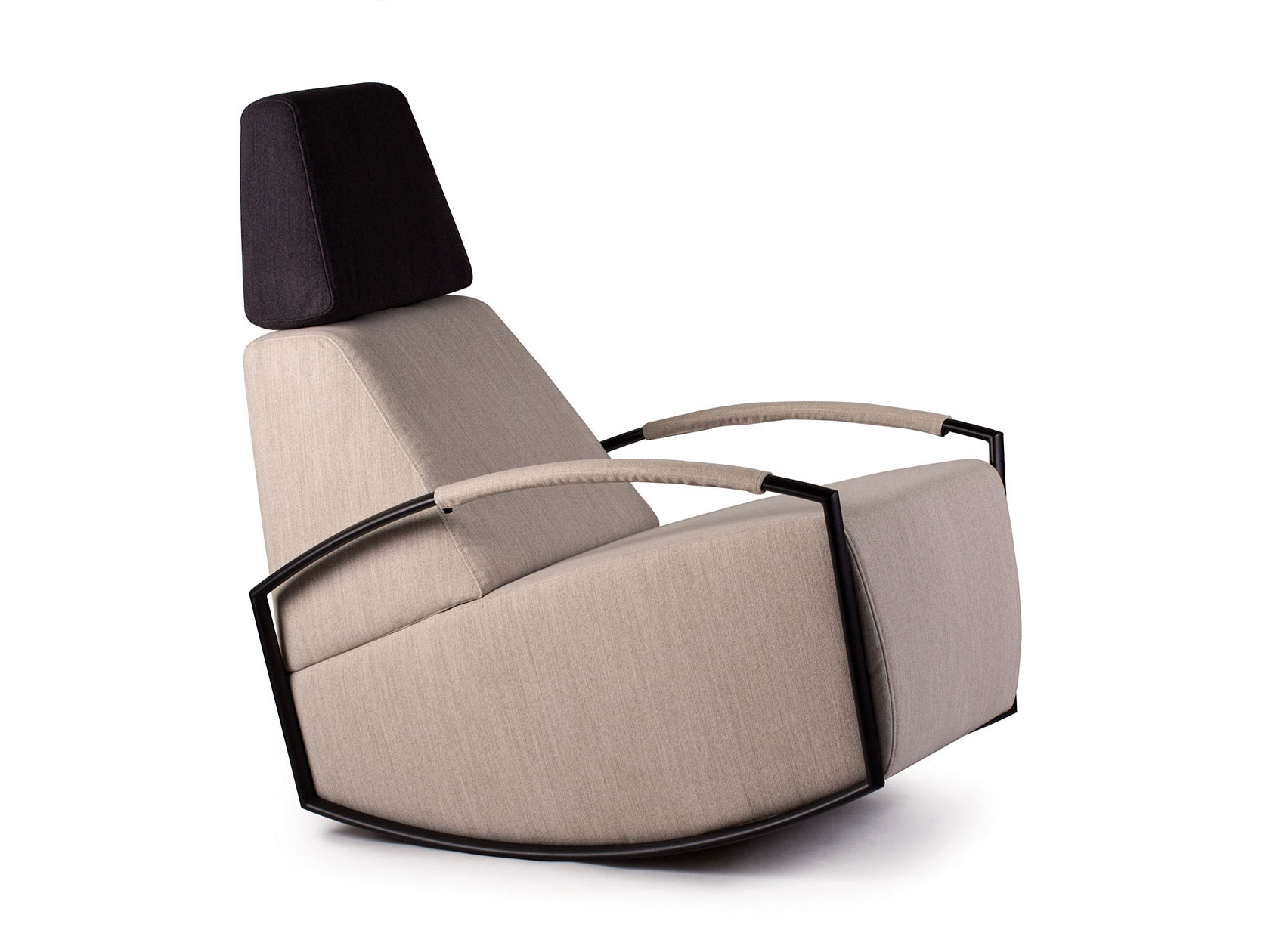 Návrh dizajnu čalúneného hojdacieho kresielka Praga, 2013; dizajn: Michal Staško; výrobca: Krošlák, s. r. o., Nitrianska Blatnica; rozmery: dĺžka 105 cm, šírka 73 cm, výška 90 cm.