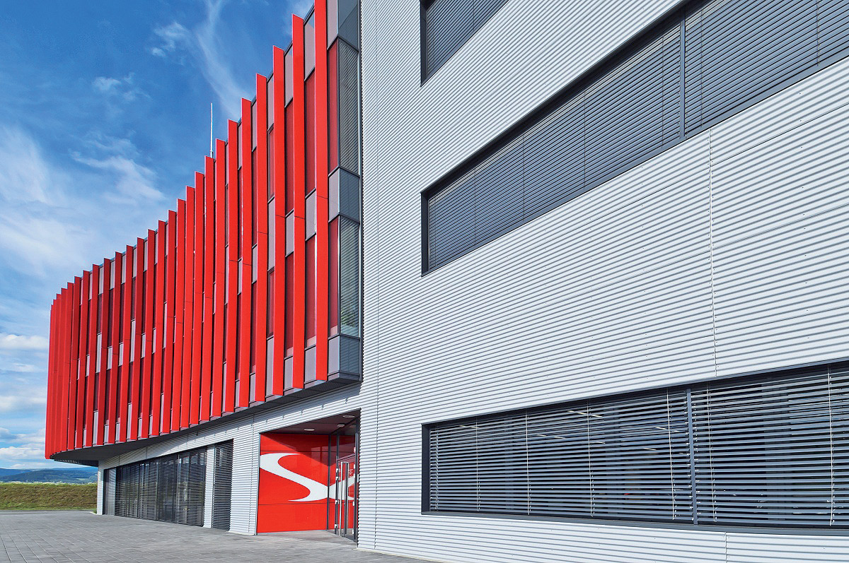 Vlna na fasáde odkazuje na logo firmy.