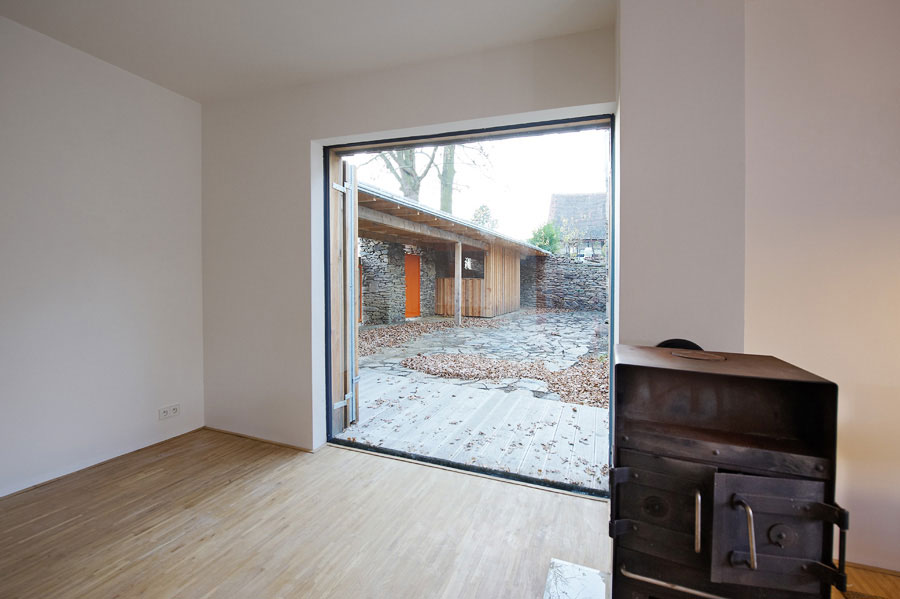 Kameň (miestnu rulu) na murovanie oporných múrov sa podarilo získať priamo na pozemku, ktorý leží čiastočne na zvetranej skale.