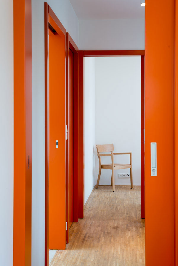 V interiéri dominuje oranžová farba.