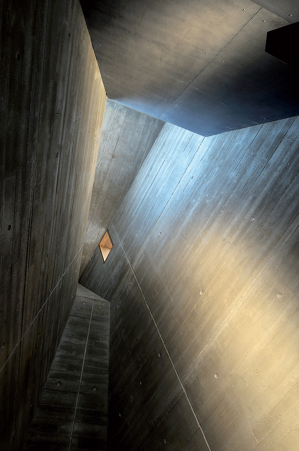 Svetlo prúdi dovnútra cez veže.