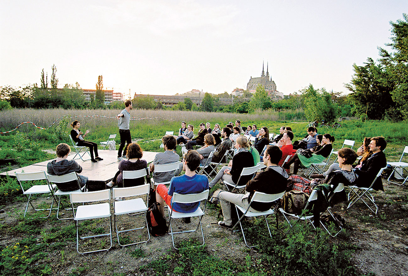 Verejný priestor sa dá využívať okamžite. Napríklad divadelným predstavením na lúke v Južnom centre.
