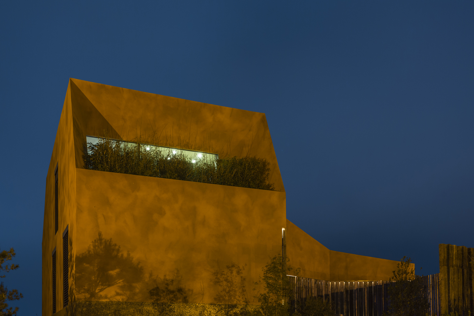 V treťom podlaží je za oknom kúpeľne vysadená malá záhrada pre zabezpečenie súkromia.