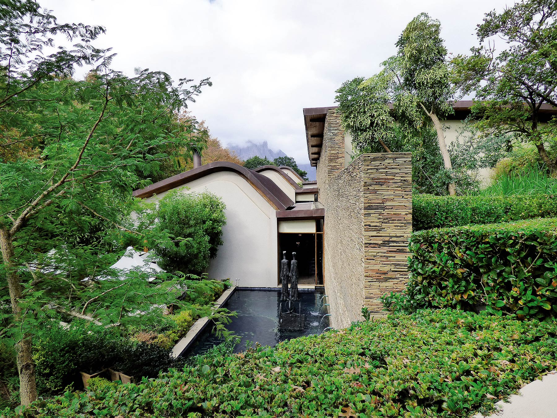 Vinárstvo Delaire Graff patrí svetovému obchodníkovi s diamantmi. Je osadené v krásnej krajine pod horami a obkolesené nádhernou záhradou. Tvorí súčasť veľkého komplexu s hotelom a wellness centrom.