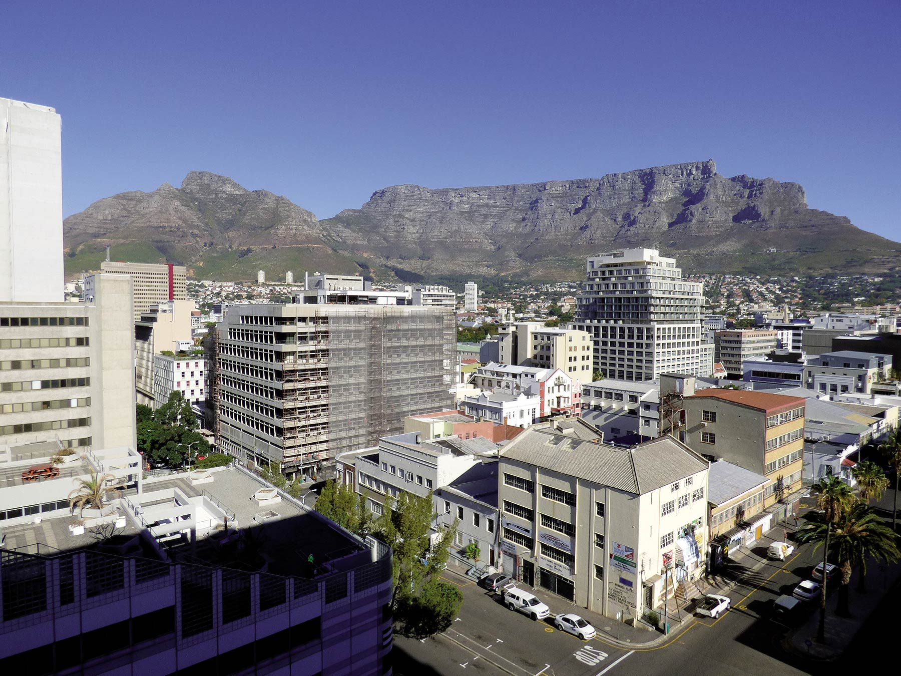 Stolová hora je dominantnou kulisou Kapského Mesta. Je vnímateľná zo všetkých strán. Je to jeden z nových prírodných divov sveta. Na jej najvyšší cíp sa možno vyviezť lanovkou.