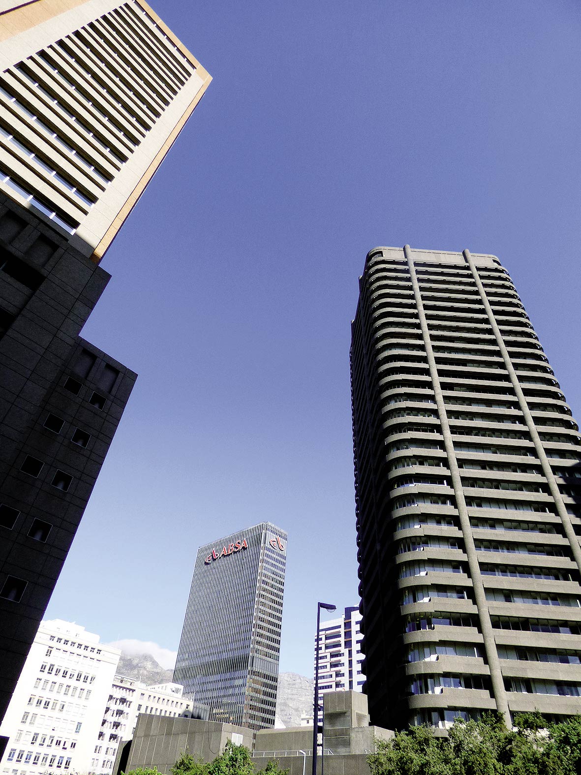 V prírodnej kotline medzi Stolovou horou a horou Levia hlava vyrástlo administratívne mesto. Už v dvadsiatych rokoch sa tu realizovali po vzore amerických mrakodrapov výškové dominanty v štýle art deco. Väčšina výškových stavieb pochádza zo šesťdesiatych a sedemdesiatych rokov a je evidentne ovplyvnená anglickým brutalizmom.