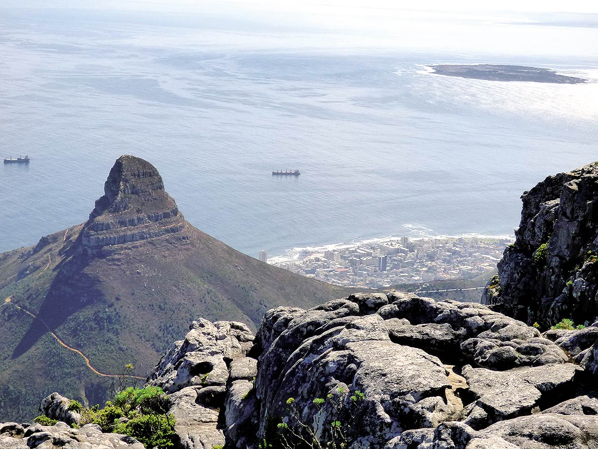 Pohľad na Kapské Mesto a záliv zo Stolovej hory patrí k nezabudnuteľným zážitkom. Na východnej strane sa v diaľke rysuje Mys dobrej nádeje. Moderná lanovka poskytuje panoramatické pohľady. Na horu, kde je vybudovaný kompletný turistický servis, vyvezie denne tisíce návštevníkov.
