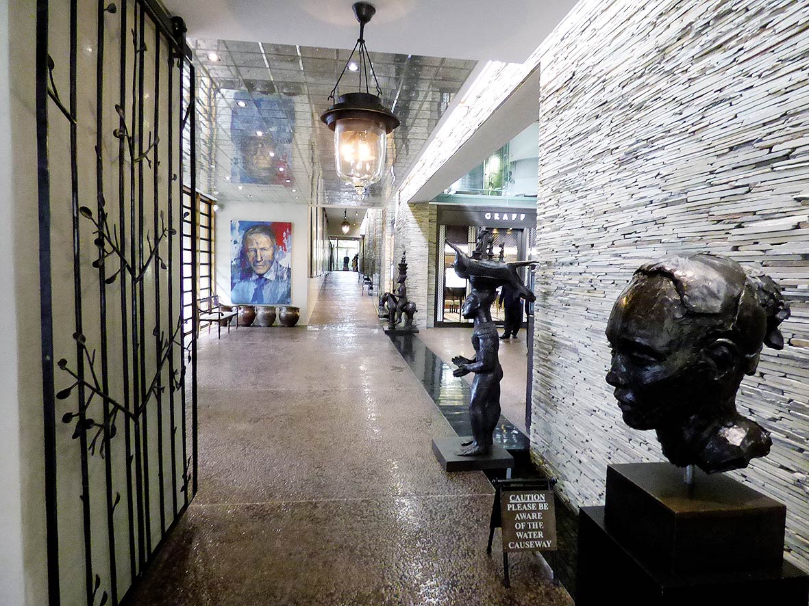 Degustačná hala vinárstva Delaire Graff, kde si môžete vybrať kolekciu vzácnych vín, ktoré máte záujem ochutnať. Aj v interiéroch je čitateľná elegancia a mimoriadny luxus, aký v európskych vinárstvach nepoznáme.