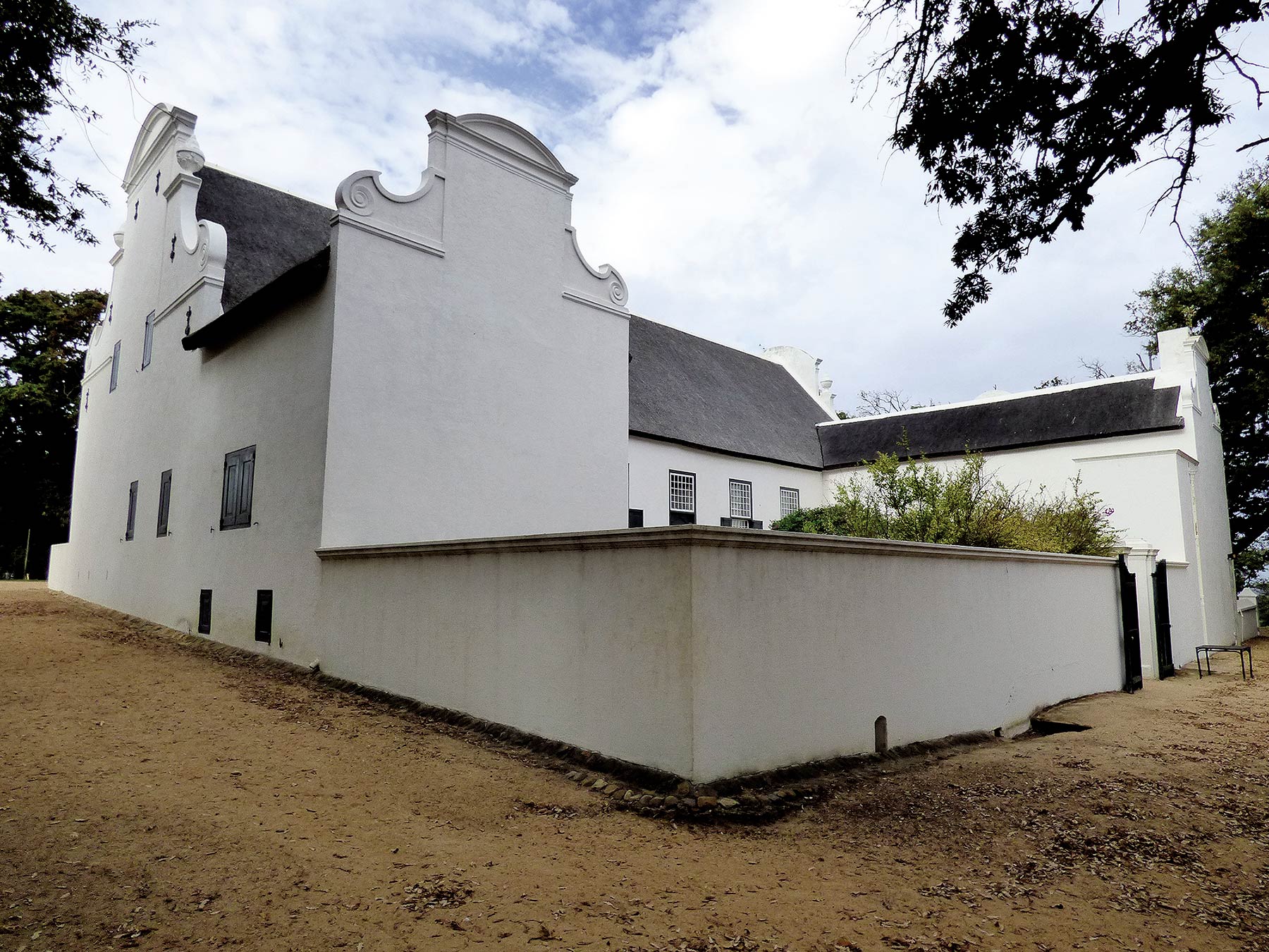 Najstaršie vinárstva v Constantii pochádzajú zo 17. storočia. Pôvodné farmárske domy sú teraz časťou vinárstva, ktoré leží blízko Kapského Mesta. Všetky objekty vďaka svojej bielej farbe priam svietia v zlatožltej jesennej krajine.