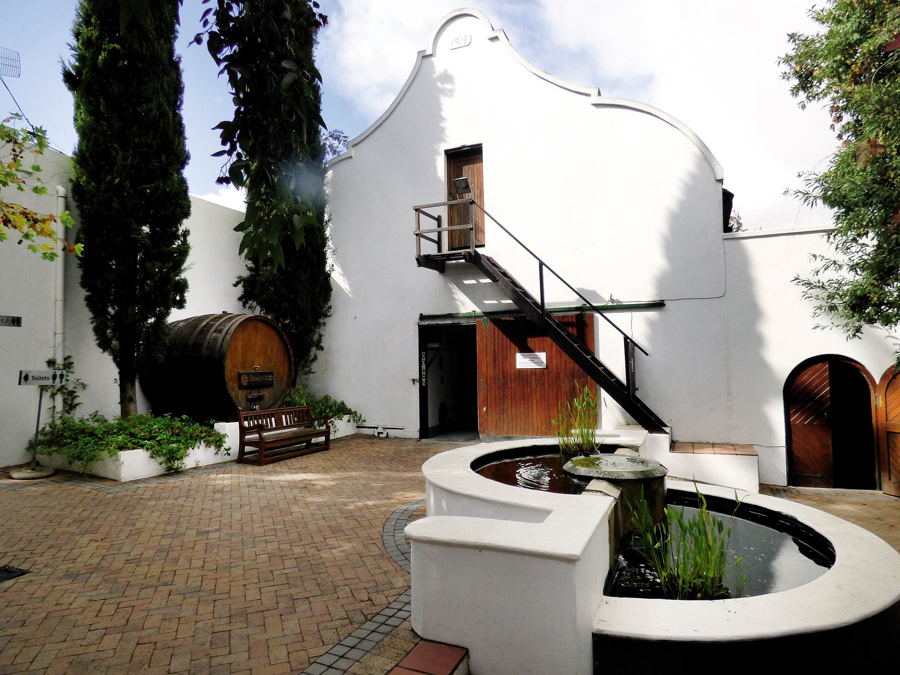 Vinárstvo Simonsig bolo jediné, ktoré som poznal už z domu. Jeho produkty sa dovážajú aj k nám. Architektúra tohto vinárstva je tiež kombináciou historických prvkov a súčasných technológií. Všade je podobný systém degustácií formou výberu z ponúknutého zoznamu.
