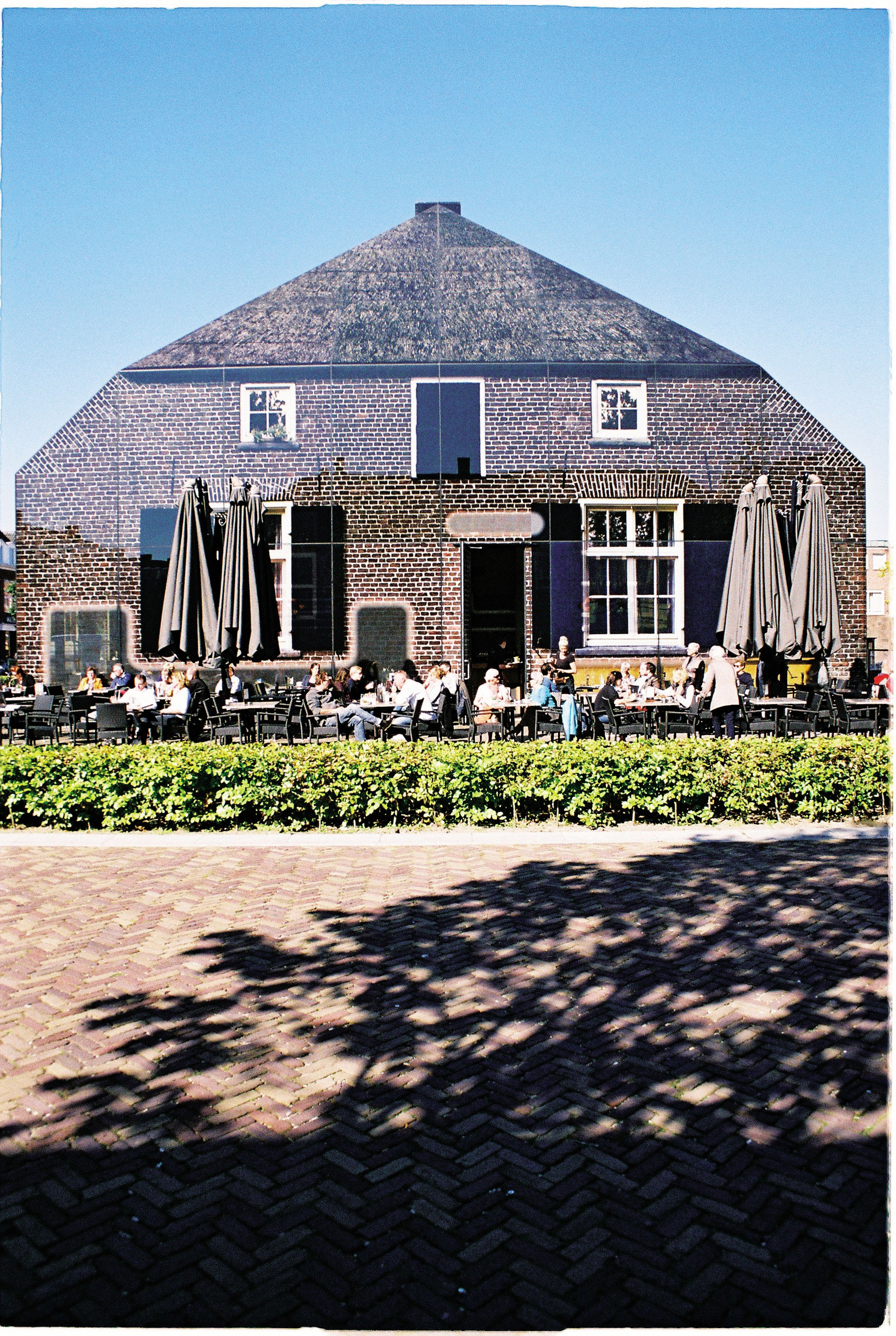 Glaas farm V mestečku Schijndel, kde žil istý čas Winy Maas z MVRDV, objavujeme netradične tradičnú stavbu. Ironizujúca architektúra sa avšak v skutočnosti zapodieva vážnou témou duality obsahu a obalu. S pomenovaním Sklená farma je kritickou interpretáciou regionálnej tradície. Kontroverznou fasádou a manipuláciou mierky reaguje na jav vytrácania sa lokálnej podoby architektúry. Foto: Marek Peťovský