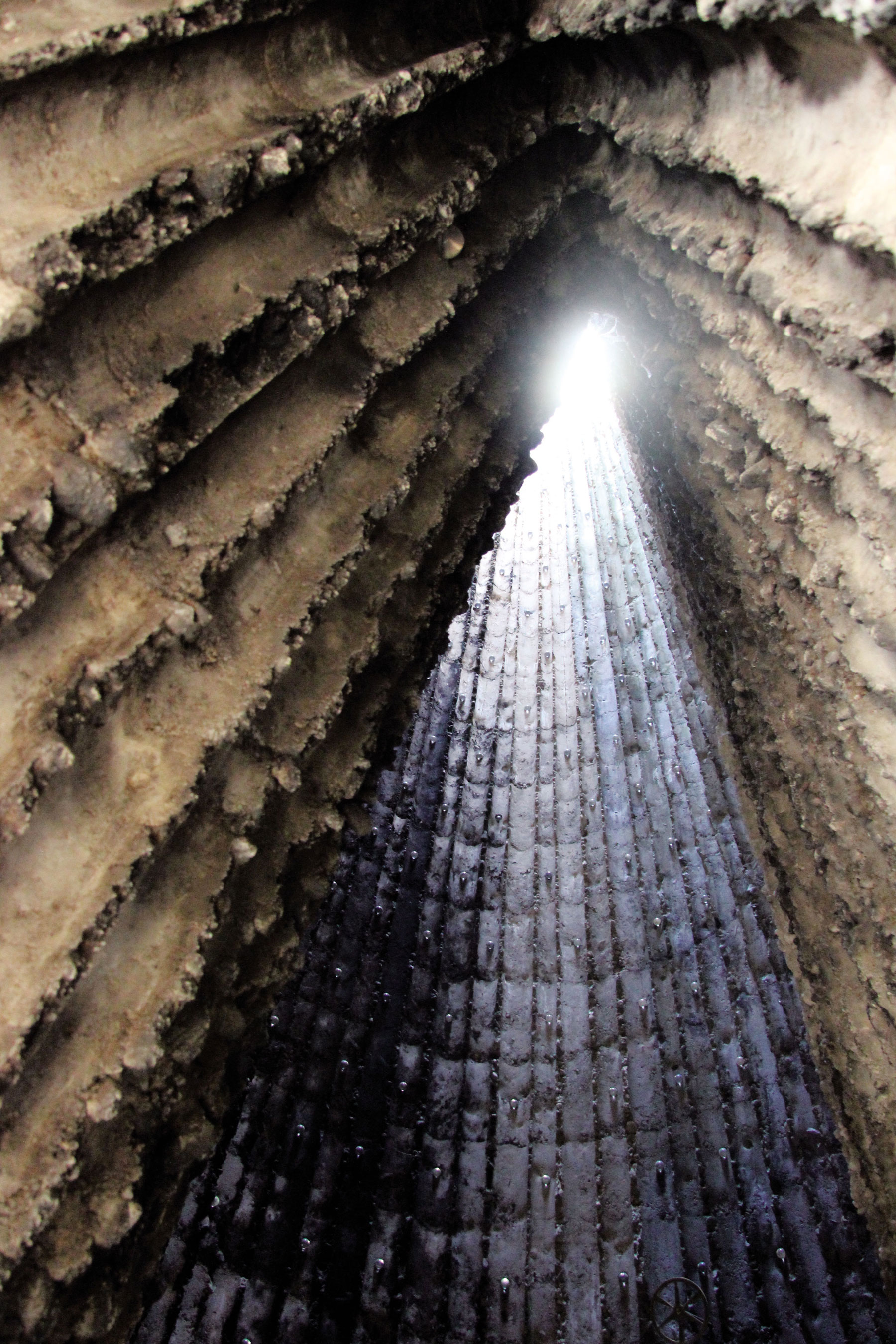 Kaplnka brata Klausa Malá pietna stavba komorného a mimoriadne pôsobivého vnútra čelí veľkému záujmu odbornej i laickej verejnosti. Švajčiarsky architekt Peter Zumthor zákazku miestneho sedliaka sprvu odmietol, nakoniec ju zrealizoval bez nároku na honorár a s veľkým oduševnením. Foto: Rea Dilhoffová