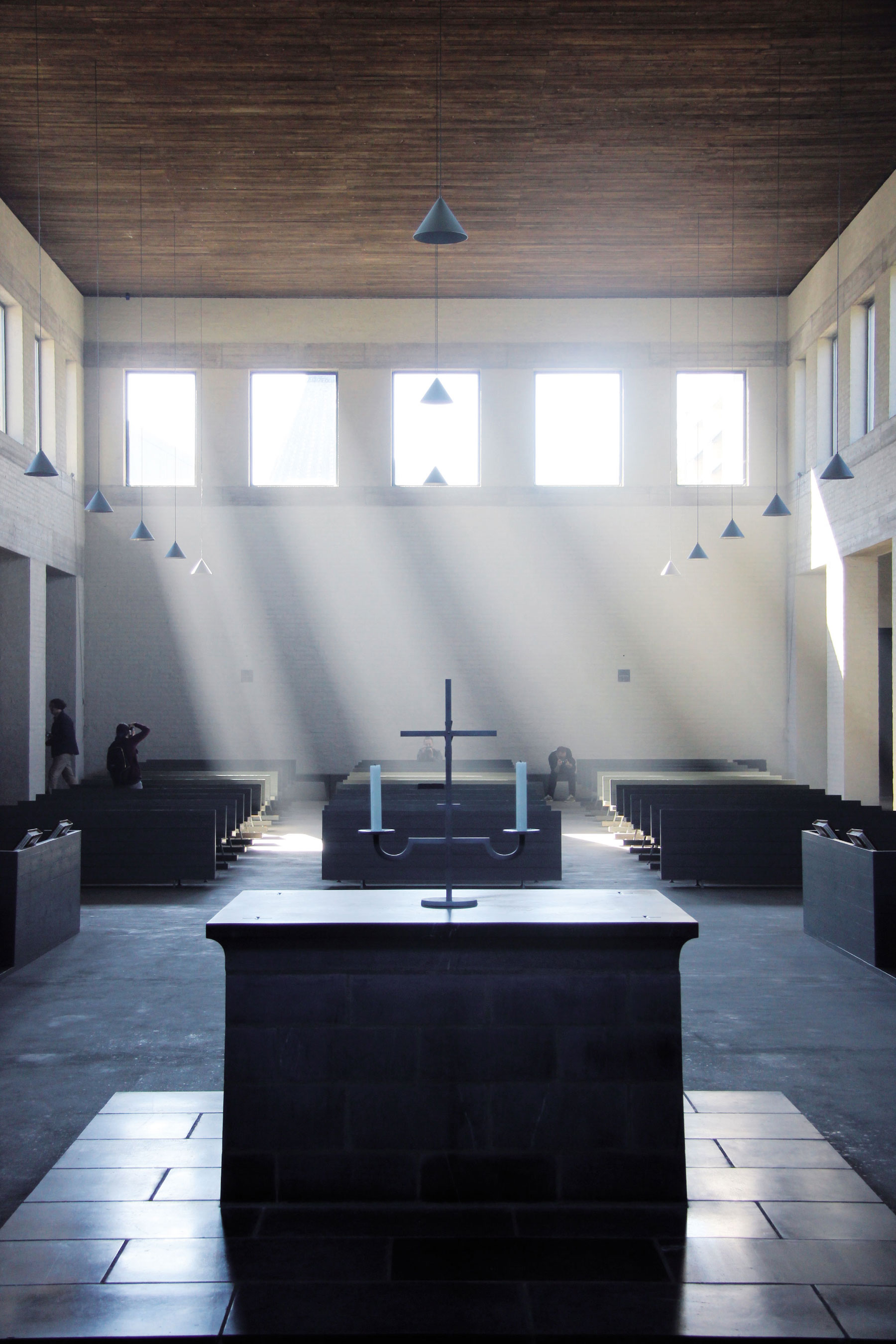 Rozšírenie kláštora sv. Benedikta Prístavbu kláštora dominikánov zrealizoval mních/architekt/teoretik Hans van der Laan, ktorý pôvodne architektúru aj 3 roky študoval. Prostota, poriadok a harmonické proporcie vytvorili spolu so slnečnými lúčmi a zvyškami kadidla fascinujúcu atmosféru tohto tichého miesta. Foto: Rea Dilhoffová