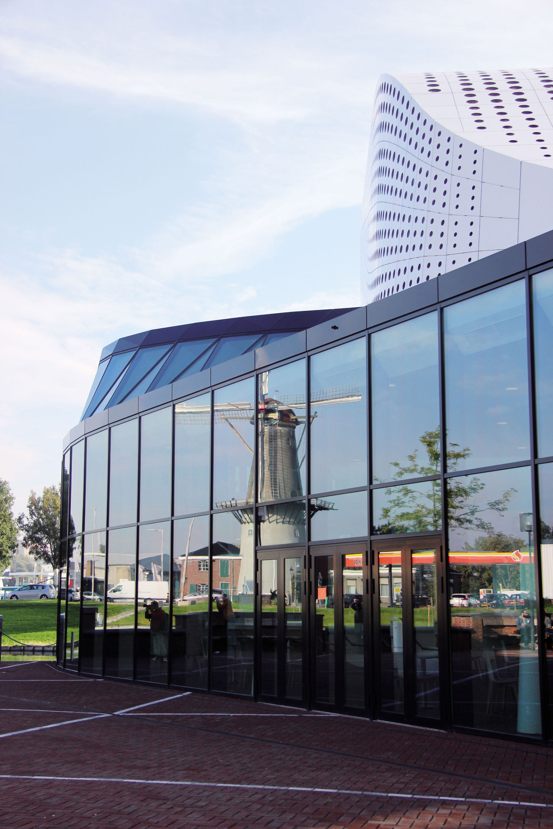 Divadlo De Stoep Ladnými krivkami len minulý rok otvorenej budovy divadla De Stoep nás sprevádza všadeprítomná purpurovo-fialová farba spolu so samotným riaditeľom inštitúcie. Popri výklade ochotne sprístupňuje slovenským architektom aj zaujímavé technické priestory, čo umocňuje celkový zážitok z obhliadky. Foto: Rea Dilhoffová