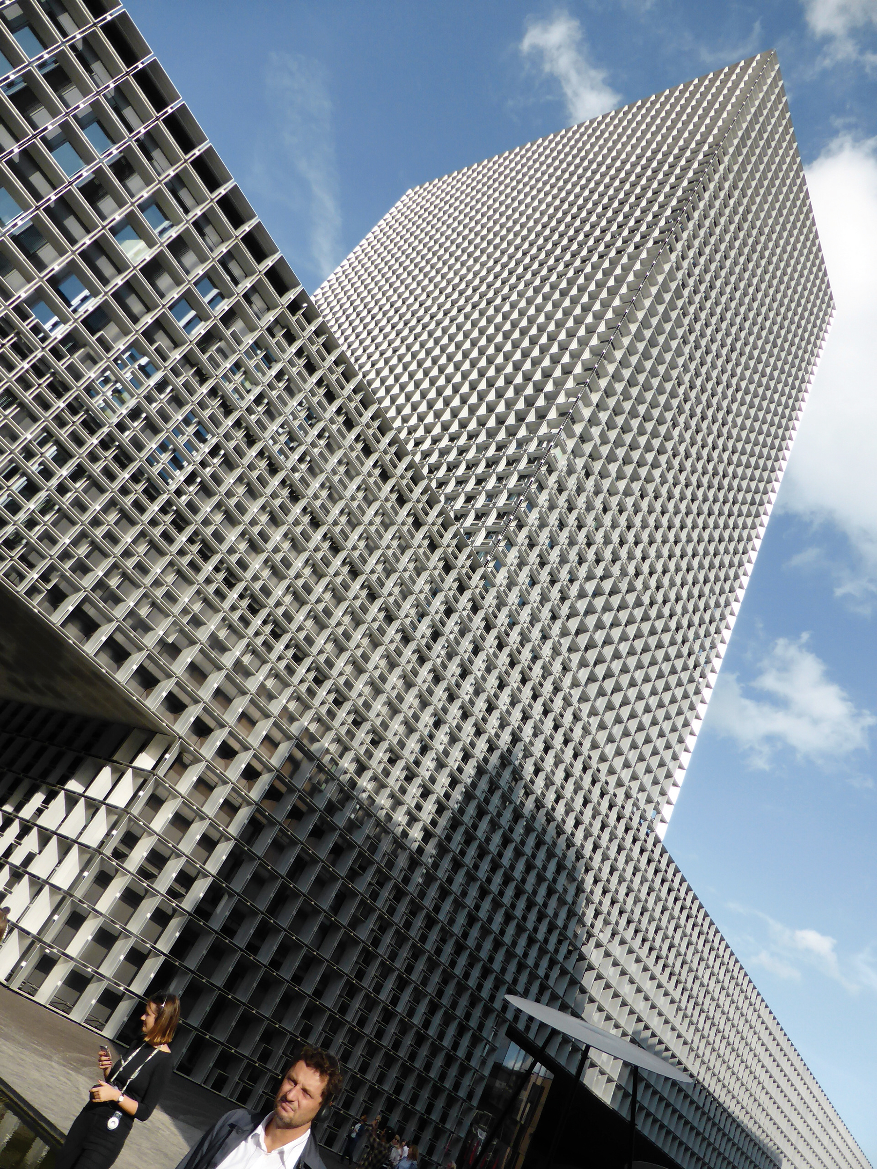 Napojenie výučbového bloku na administratívny definuje siluetu „Domu poznania“, ktorý je pokrytý dvojvrstvovým hliníkovým rastrom zastávajúcim okrem charakteru aj funkciu vonkajšieho tienenia. (Foto: Beáta Paňáková)