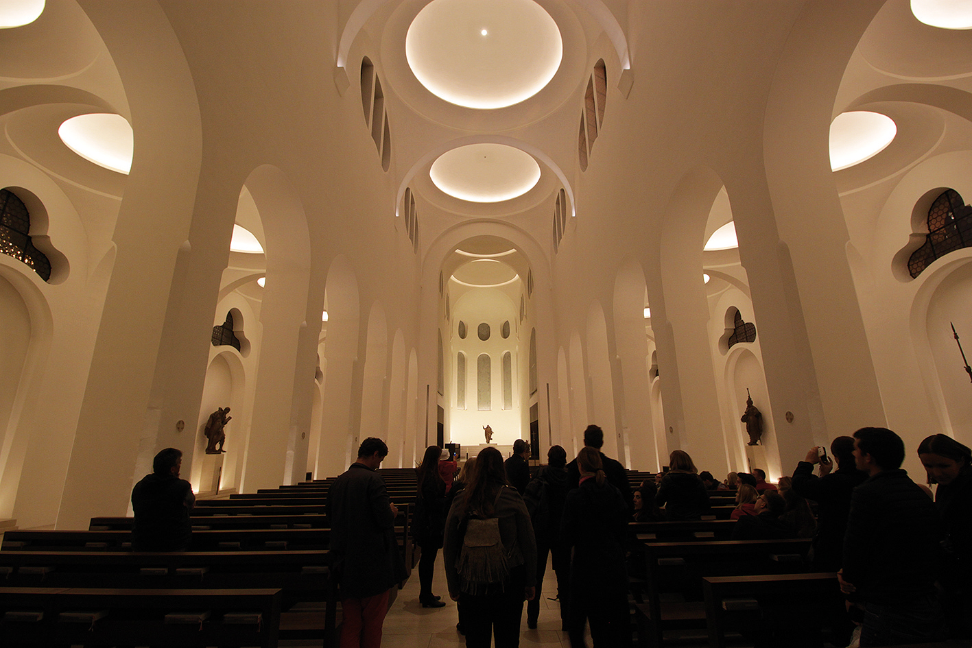 Sympatický farár nám ochotne vysvetlil, aký dôležitý bol pre Pawsona každý detail a najmä svetlo, ktoré v Moritzkirche vyšperkoval do dokonalosti. (Foto: Michal Romanec)