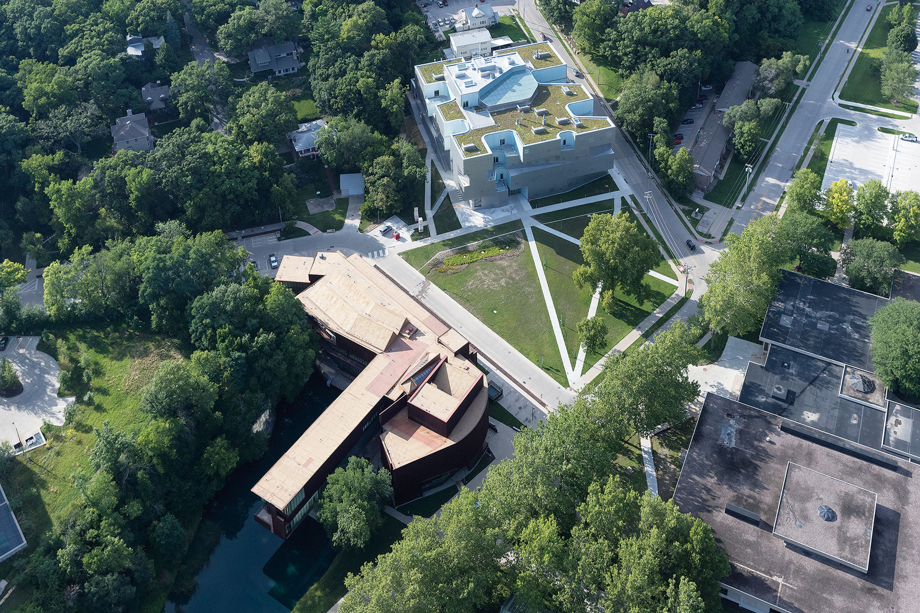 Nová budova Visual Arts komunikuje s pôvodnou (takisto od Steven Holl Architects).