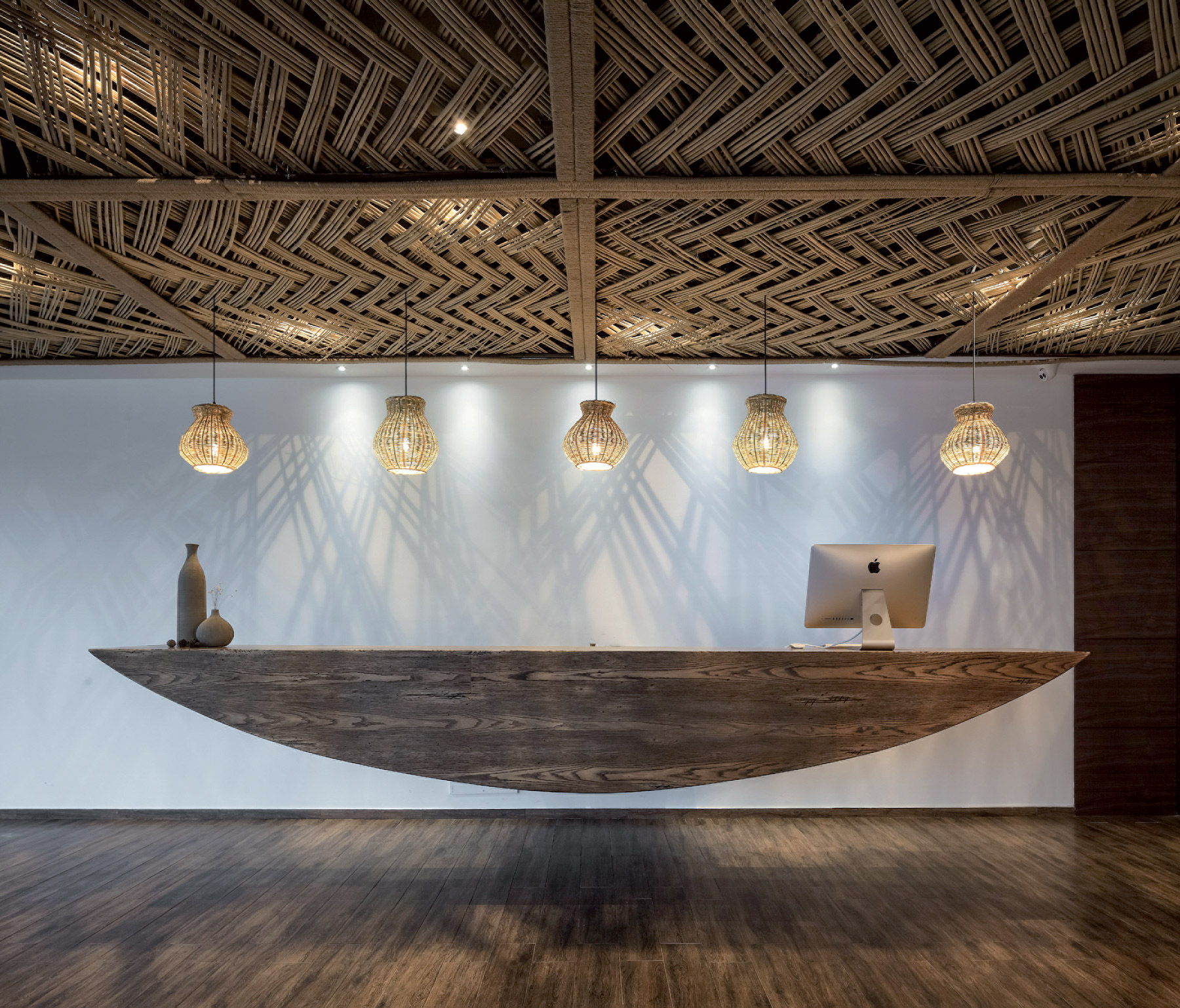 Loď vo vstupnom foyeri ako symbol cesty k pokoju a rovnováhe.