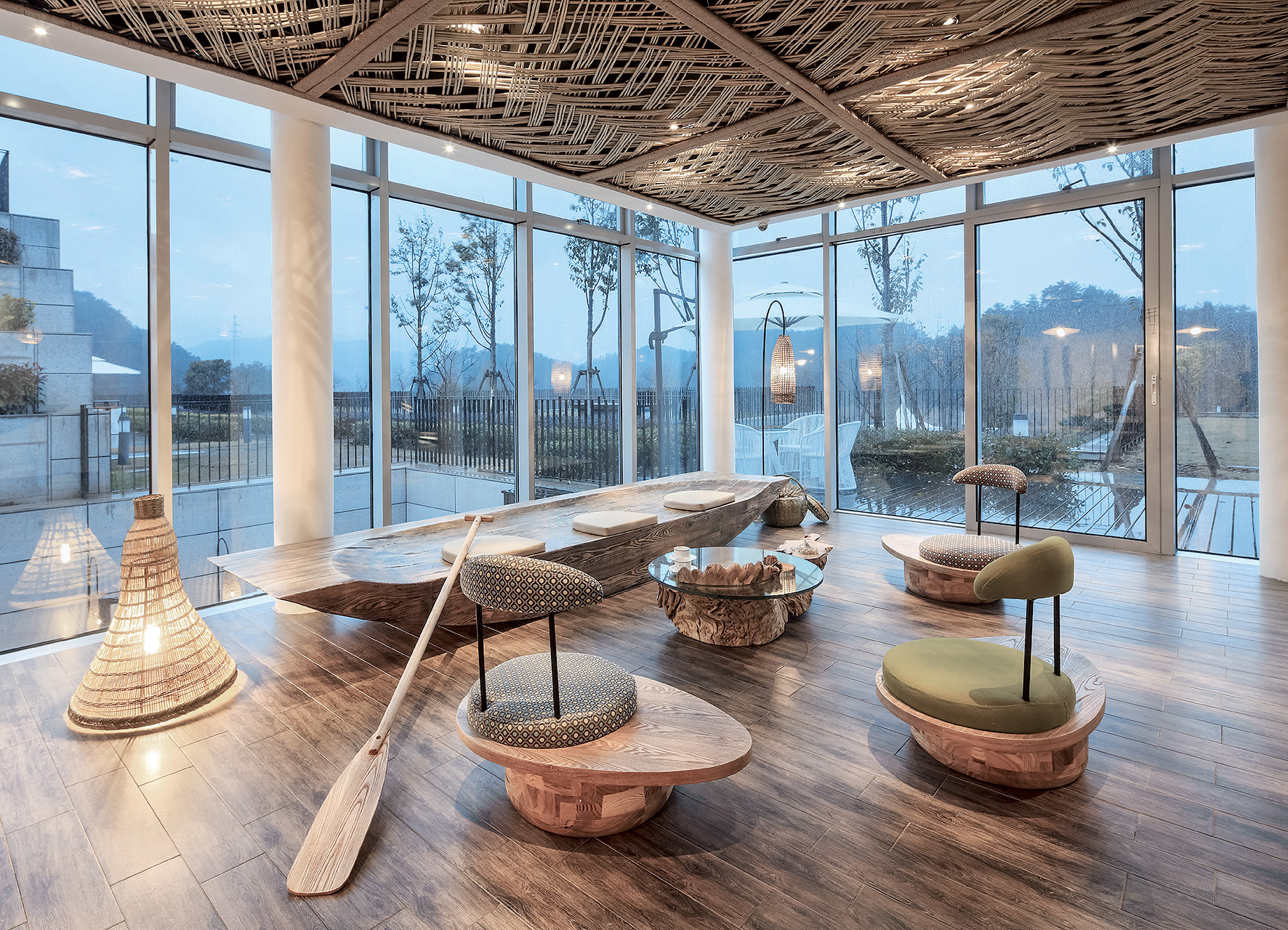 Blízkosť vody je jednoznačná, inšpiráciu vodným elementom je cítiť v celom interiéri.