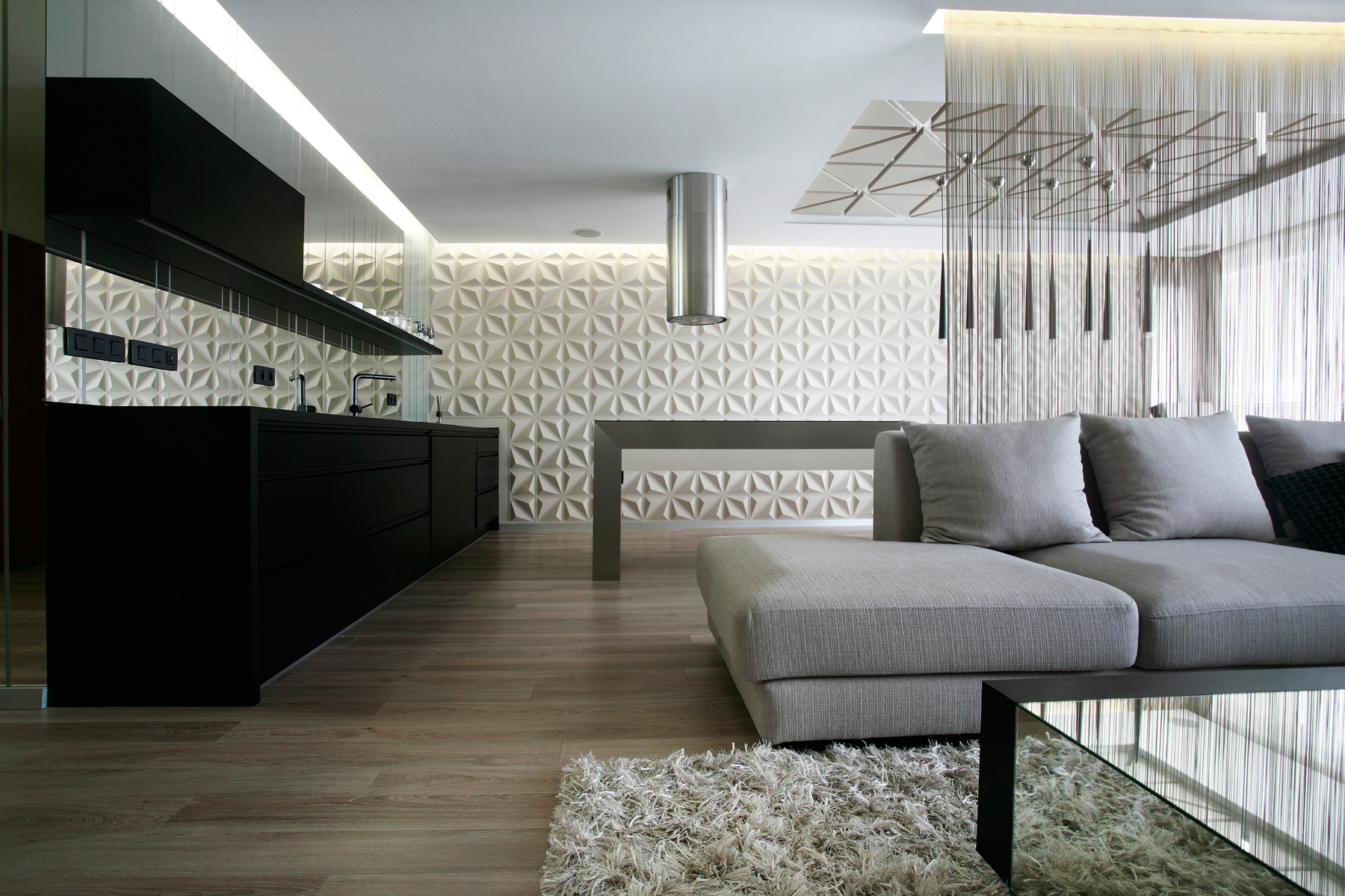 Ani z obývačky nepôsobí kuchyňa ako votrelec. Vytvára prirodzenú súčasť spoločenskej časti bytu.