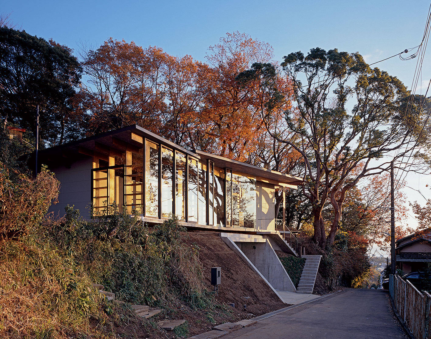 Príbytok Geo Metria zároveň zreteľne a plynulo ukazuje svoju spätosť s prírodou a kontinuitu.