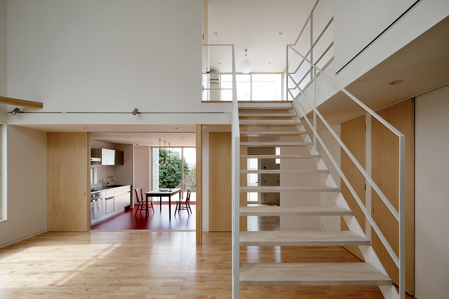 Viacúčelová hala v príbytku dominuje, zvyšné priestory sú veľkos- ťou skromné.