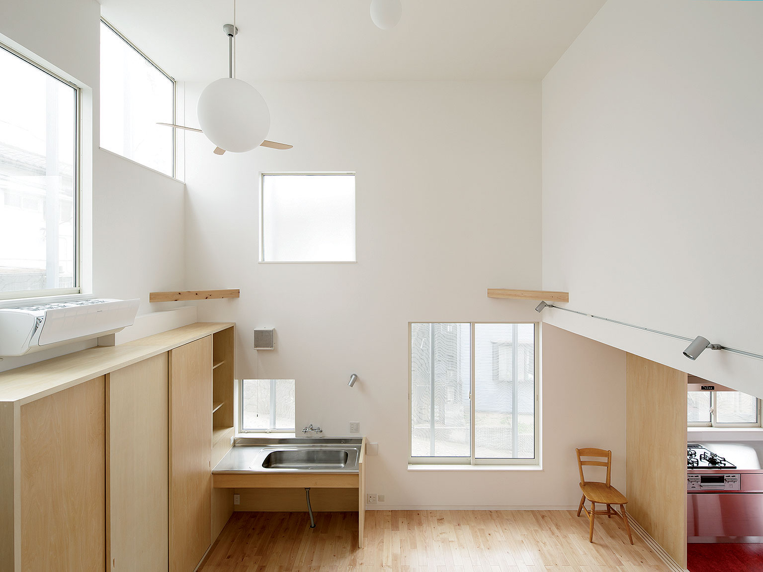 Viacúčelová hala v príbytku dominuje, zvyšné priestory sú veľkos- ťou skromné.