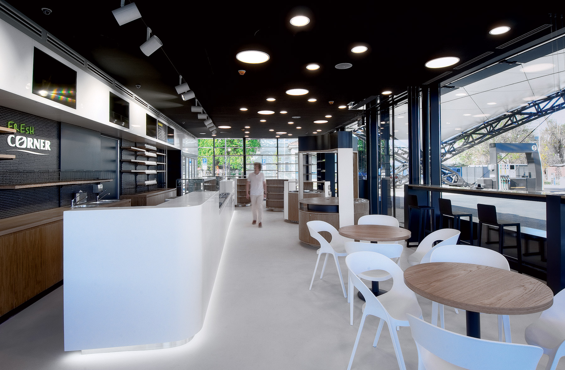 Výrazná čierno-biela farebnosť doplnená detailmi so svetlými drevenými povrchmi.