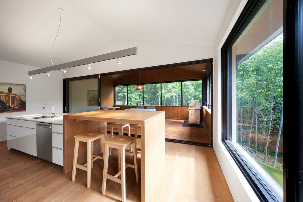 Prvá časť poschodia priláka hostí oceľovým kozubom, ktorý je ako stvorený na rodinné a priateľské stretnutia okolo ohňa, zatiaľ čo druhá časť je primárne praktická – zastrešuje kuchyňu, špajzu a práčovňu.