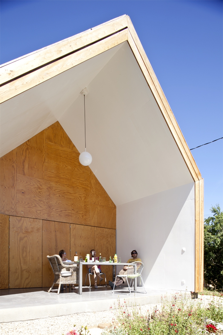 Betónová doska prechádza do exteriéru, kde plní funkciu terasy.