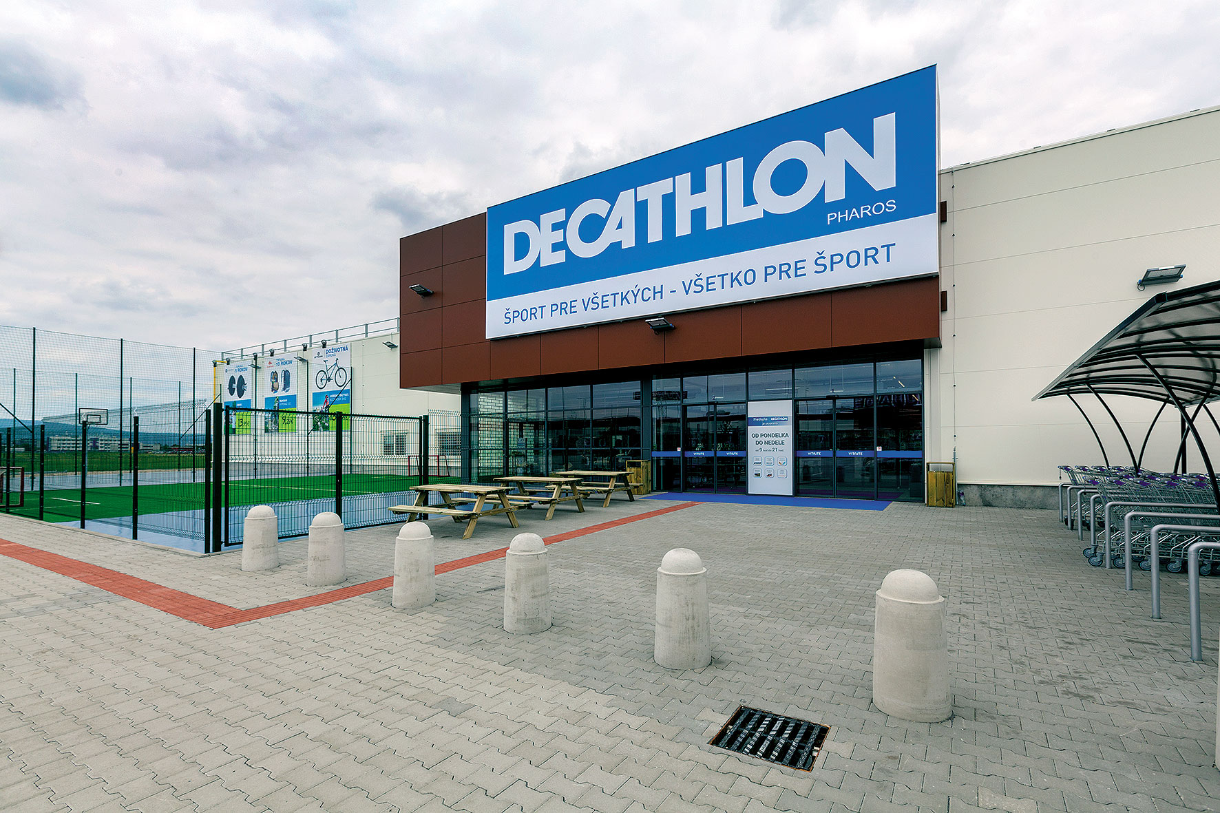 Decathlon nielen predáva medzinárodné športové značky, ale aj vyvíja a vyrába vlastné značky.