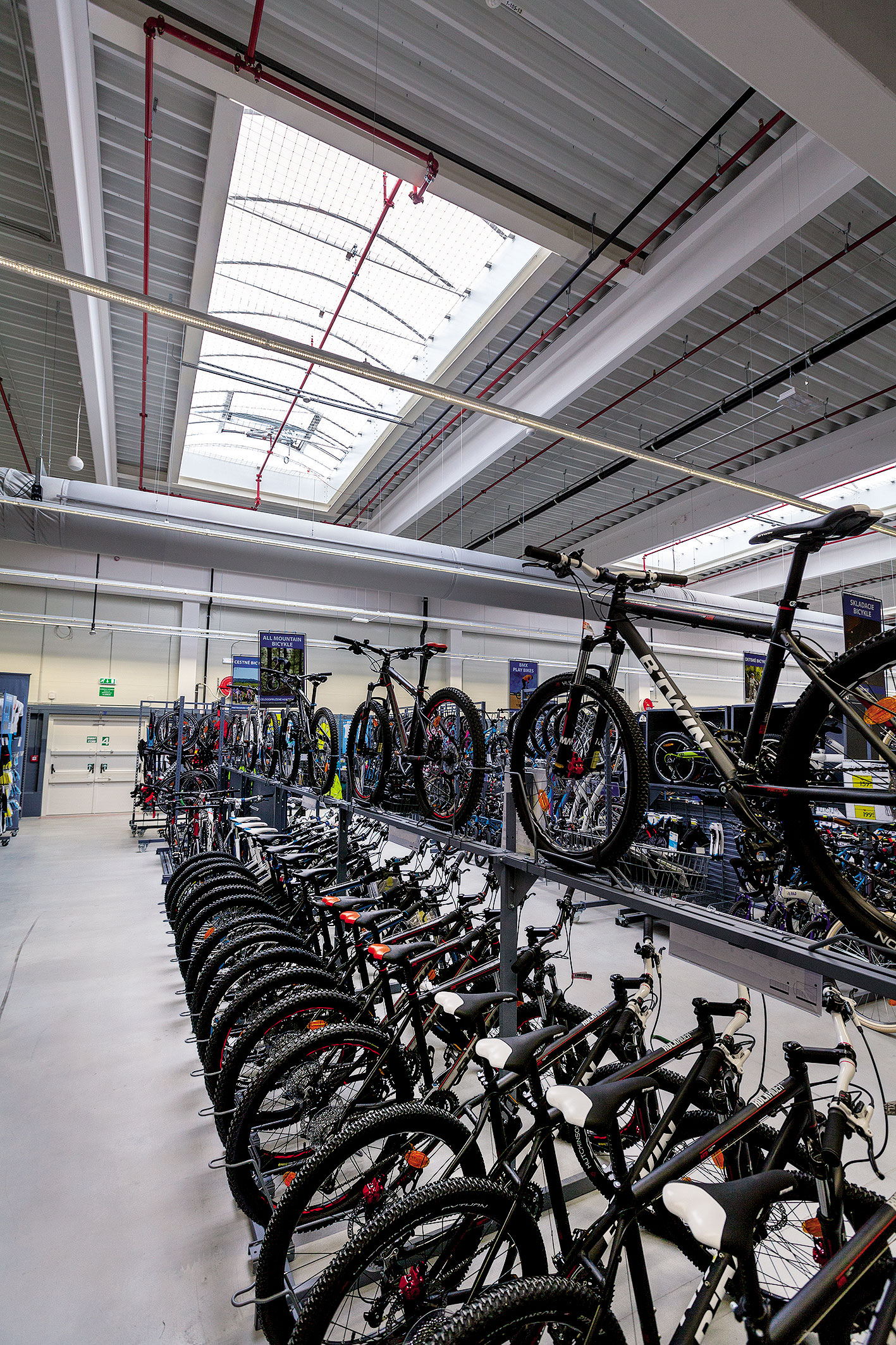 K zaujímavostiam patrí, že v objekte nie sú žiadne sklady – všetko je na predajnej ploche.