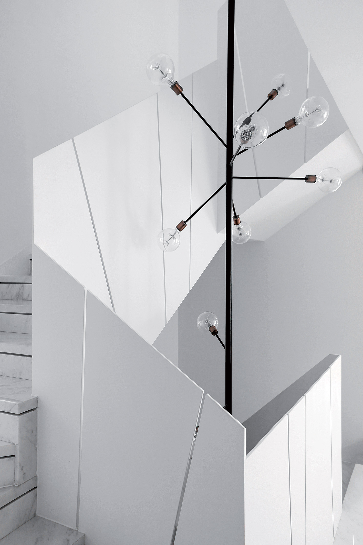 Prepájanie línií a hra svetla na schodisku