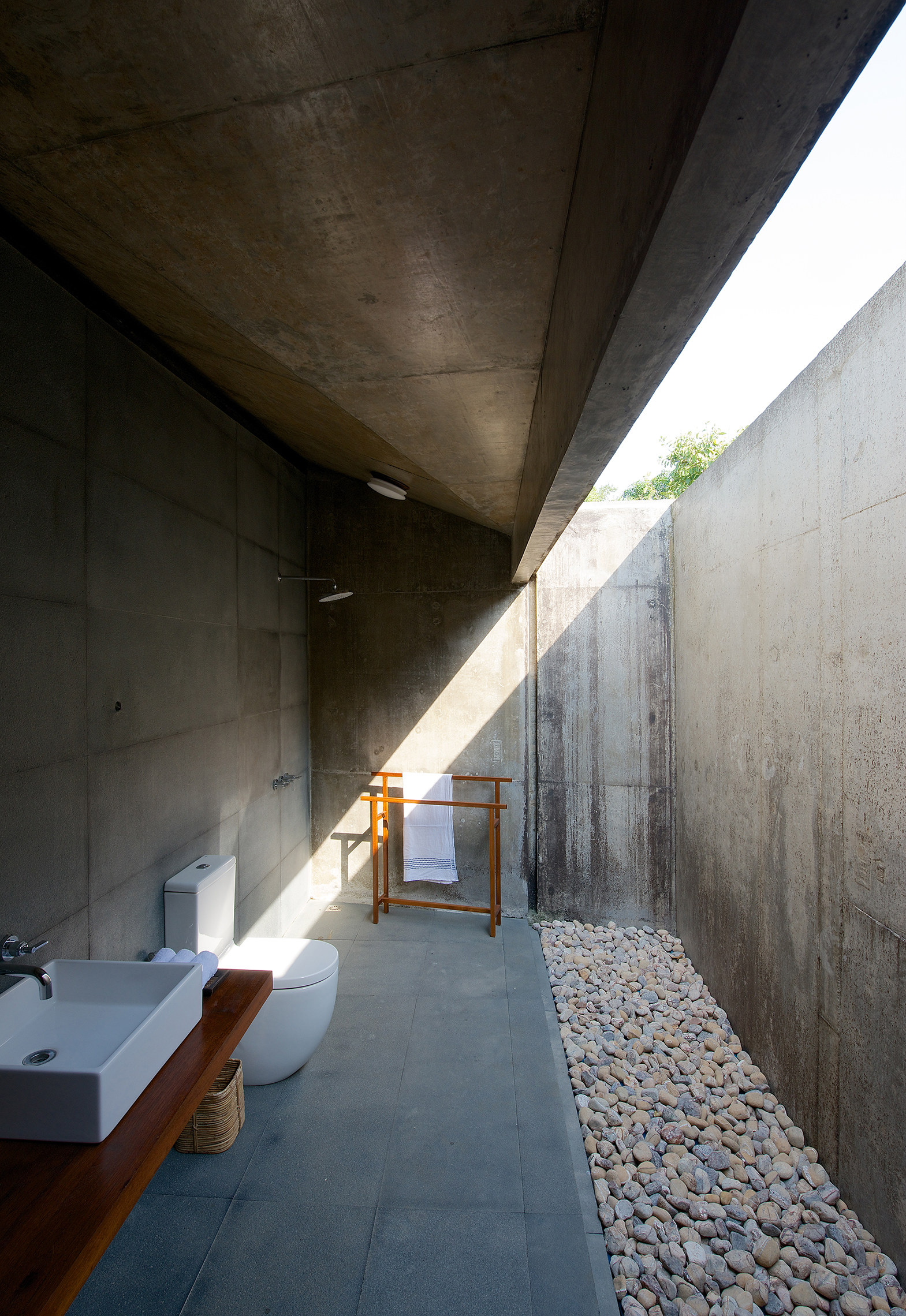 Architecture BRIO House on a Stream 25 Guest Bathroom and Courtyard