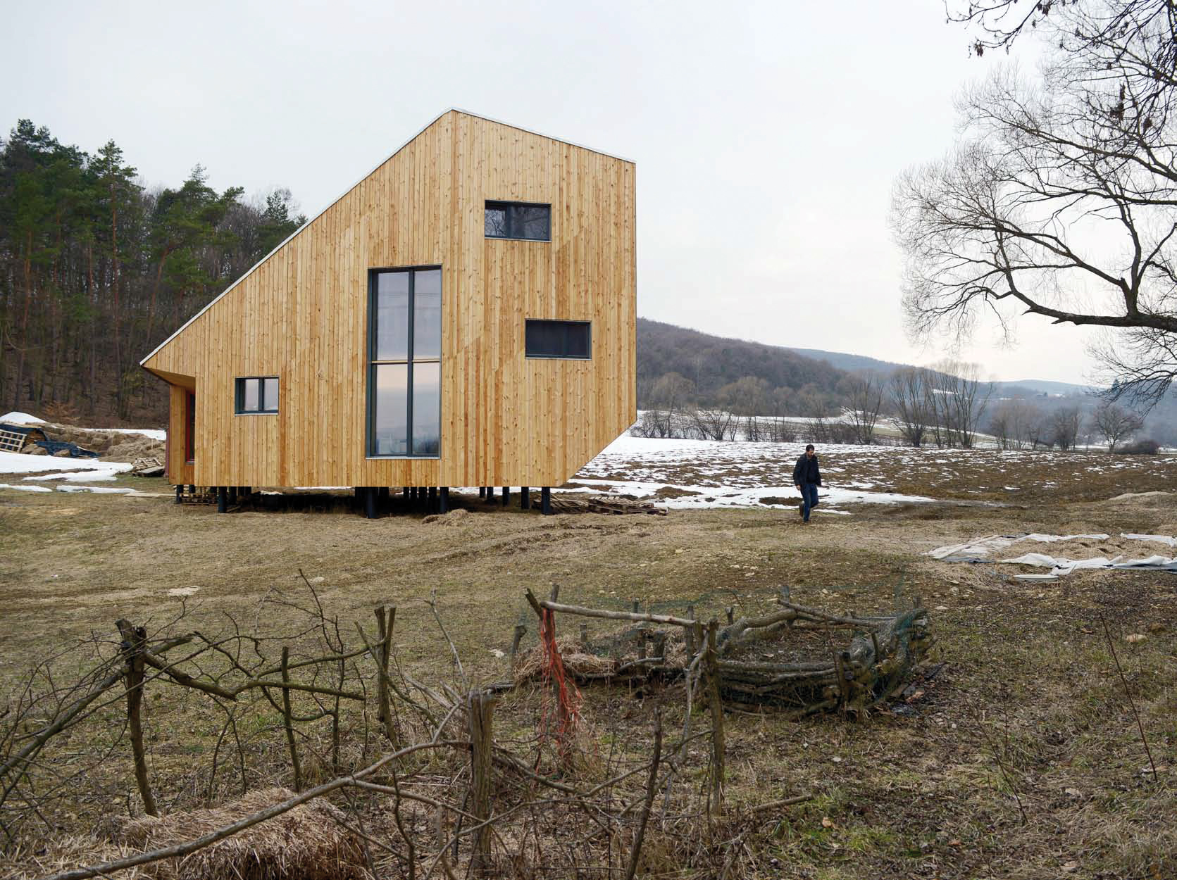 Každý uhol steny a každé okno tu majú svoje opodstatnenie. (foto: Pavel Meluš)