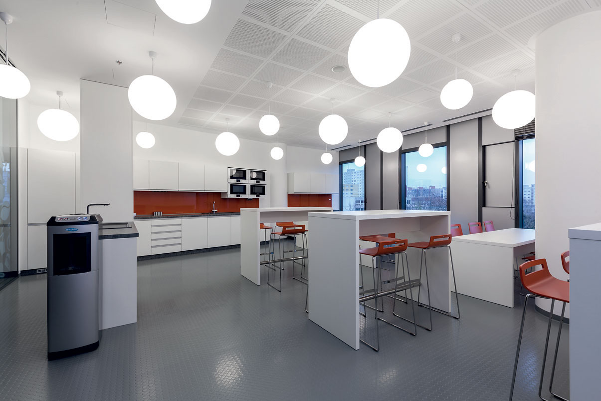 Čajové kuchynky sú pri veľkom počte zamestnancov nevyhnutnosť. Obeduje sa v príjemnom prostredí.