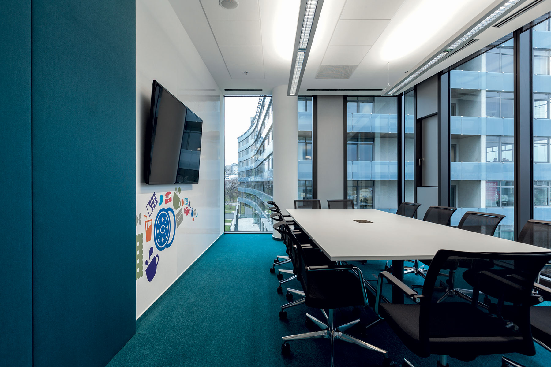 V zasadacích miestnostiach vládnu korporátne farby a najmodernejšia technika vrátane fólií na stenách namiesto flip chart-ov.