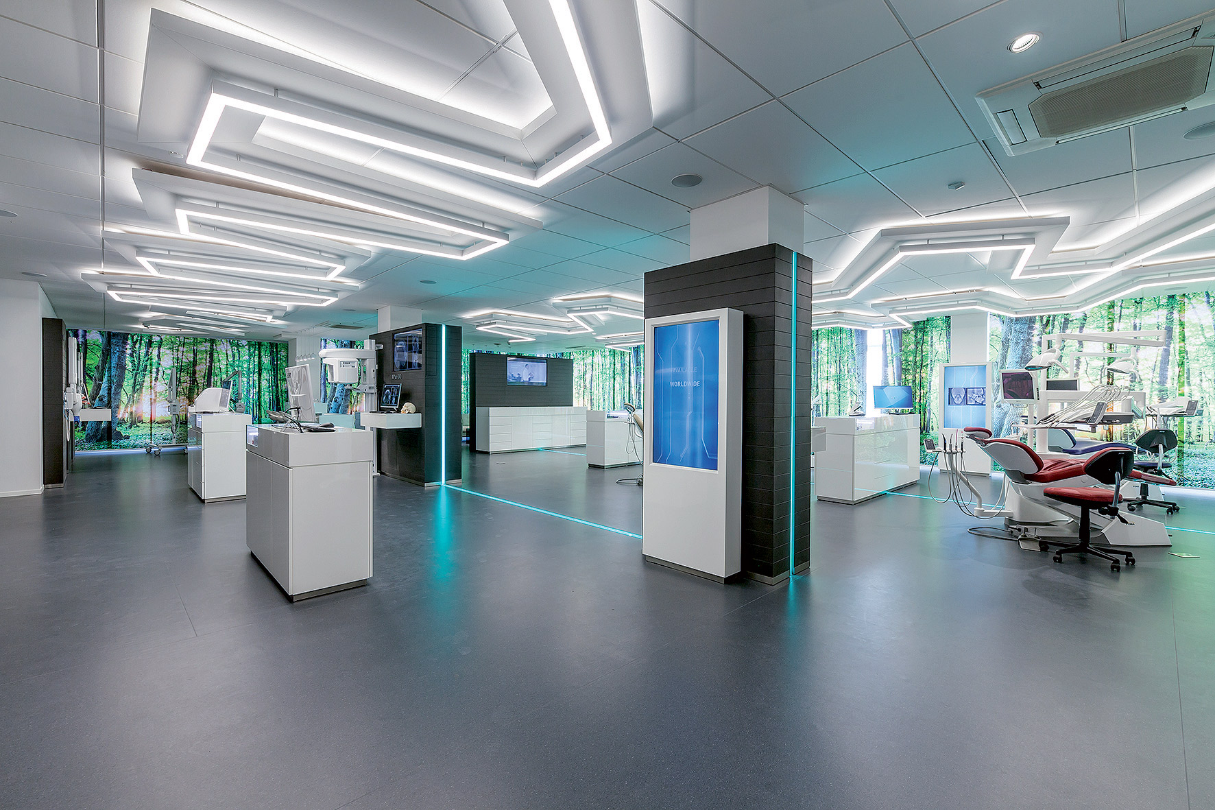 Vystavené solitéry sa vynímajú na tmavom pozadí štruktúrovaných panelov z NDF dosiek.