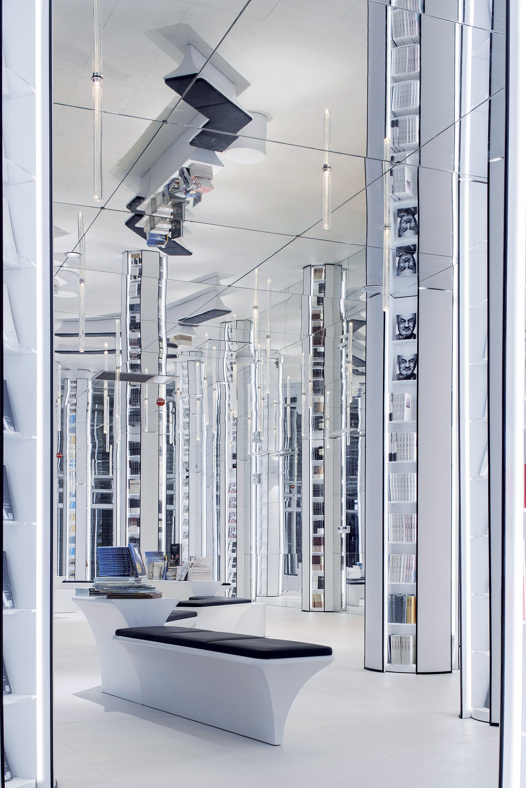 Futuristický biely les sprevádzaný subtílnym osvetlením