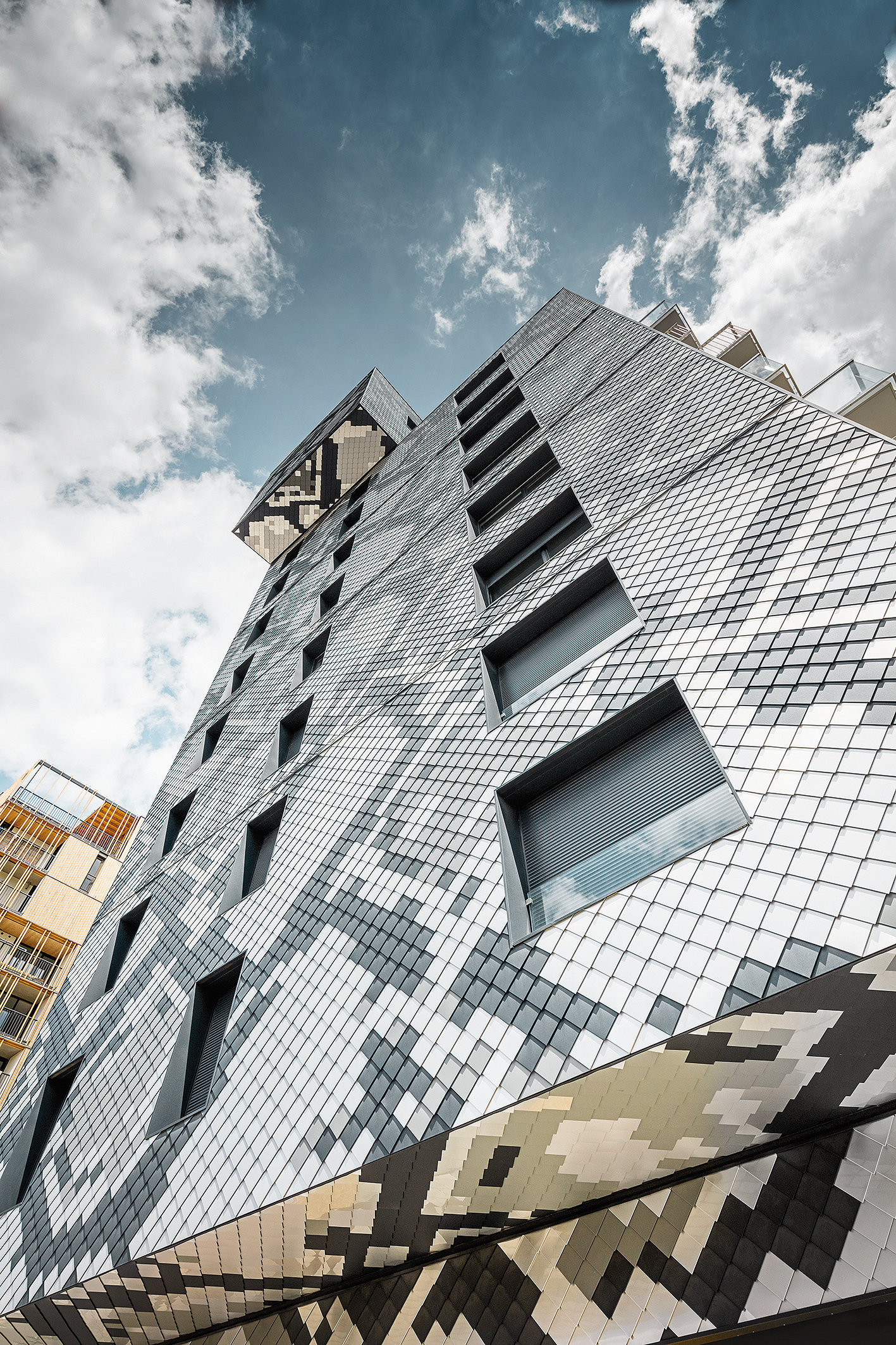 „Dizajn hada je ako narušiteľ, ktorý má schopnosť kamuflovať a nechať všetko okolo seba zmiznúť,“ vysvetľuje architekt Édouard François.