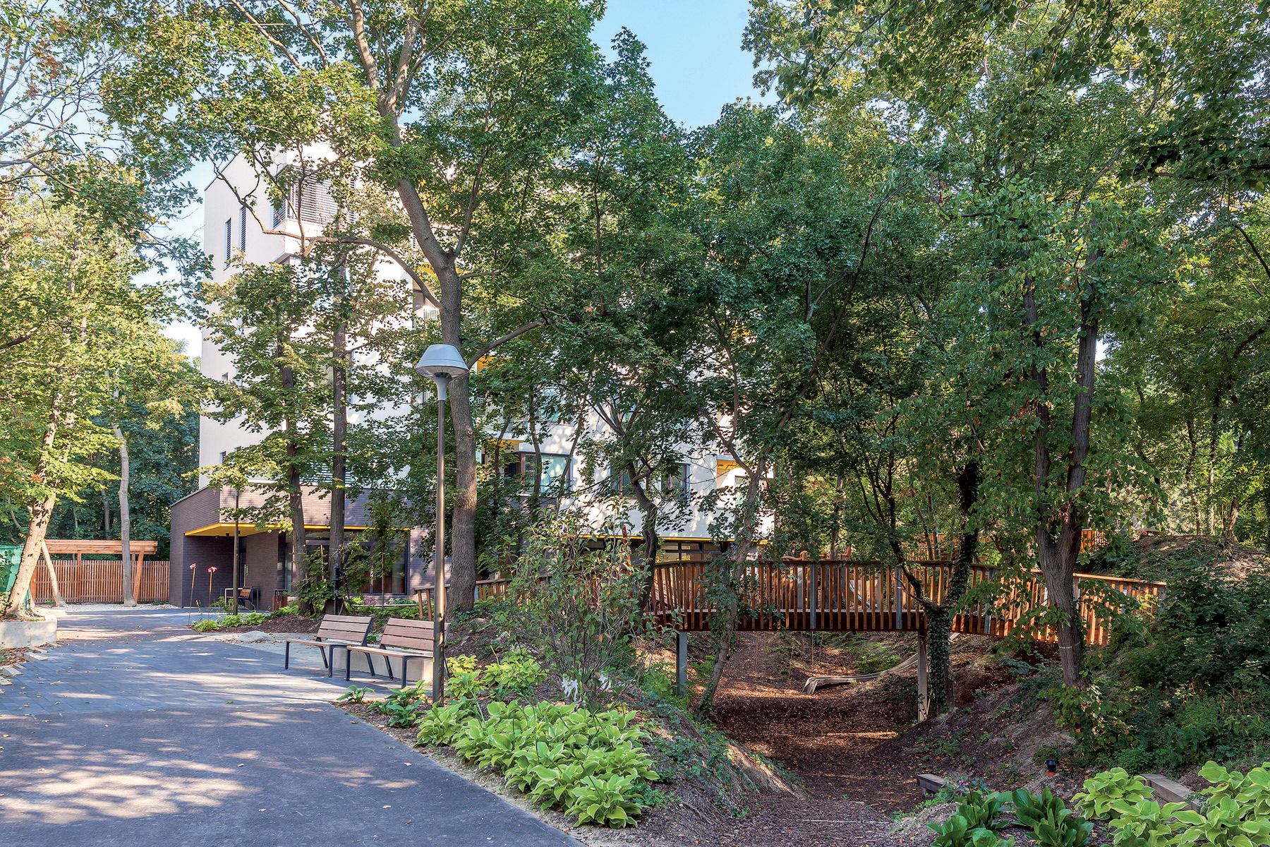 Developer dal prednosť parku pred podzemnou garážou. O zeleň aj areál sa stará každý deň domovník.