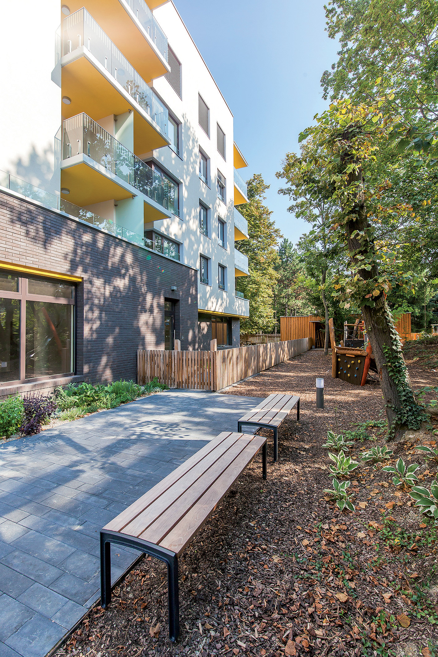 V parteri nižšieho bloku má priestory pripravené waldorfská materská škola.