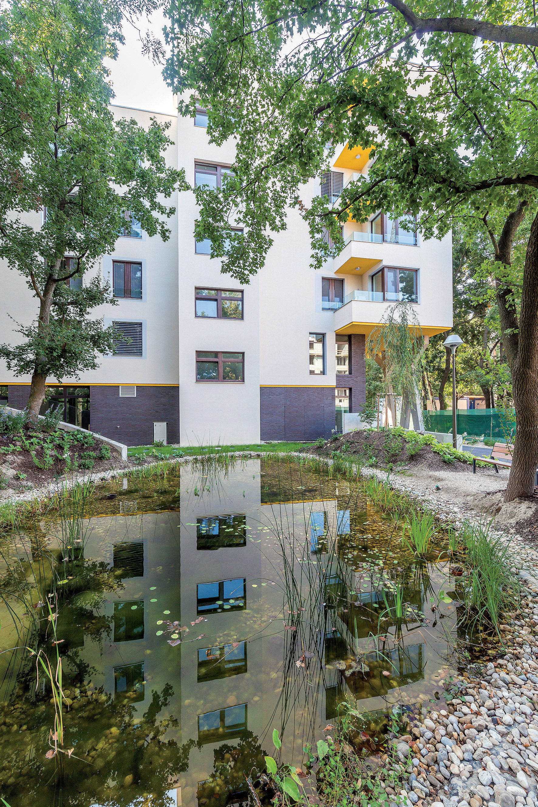 Hravé prvky v parčíku medzi blokmi lákajú obyvateľov na spoločné susedské stretnutia.